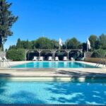 Piscine extérieure avec transats et cabanes dans le ZEcamping 2 étoiles