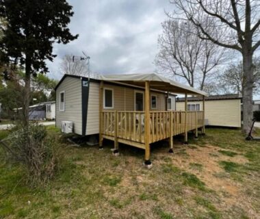 Mobil-home avec terrasse en bois dans le camping ZEcamping 2 étoiles