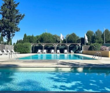 Piscine extérieure avec transats et cabanes dans le ZEcamping 2 étoiles