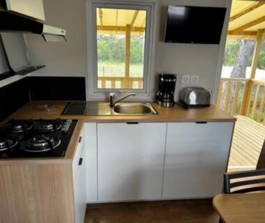 Cuisine équipée dans mobil-home avec terrasse du ZEcamping