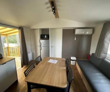Séjour avec table chaises et canapé du ZEcamping 2 étoiles avec animaux acceptés piscine à 4km de la plage