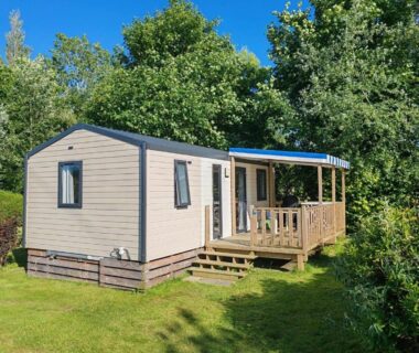 Mobil-home avec terrasse sur pelouse au ZEcamping 3 étoiles 4km plage piscine sauna dog friendly salle fitness