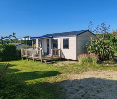 Mobil-home sur pelouse avec terrasse et jardin au ZEcamping 3 étoiles 4km plage piscine sauna dog friendly salle fitness
