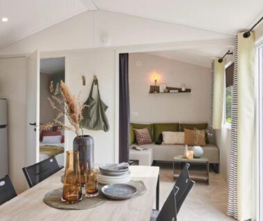 Intérieur salon et coin repas du mobil-home ZEcamping 3 étoiles 4km plage piscine sauna dog friendly salle fitness