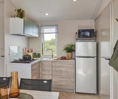 Cuisine équipée dans le mobil-home du ZEcamping 3 étoiles 4km plage piscine sauna dog friendly salle fitness