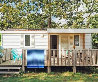 Terrasse en bois avec mobil-home et chaises au ZEcamping 3 étoiles