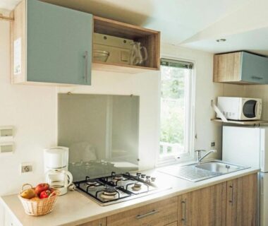 Intérieur cuisine équipée avec gazinière micro-ondes et réfrigérateur au ZEcamping 3 étoiles