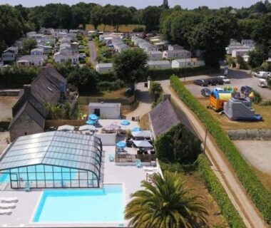 Piscine couverte et bassin extérieur au camping ZEcamping 3 étoiles