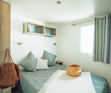 Chambre lumineuse avec lit coussins et panier dans le ZEcamping 3 étoiles – Plage à 500m – Piscine couverte –
