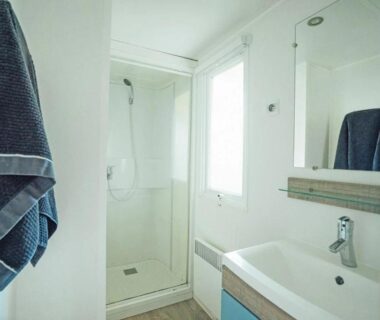 Salle de bain avec douche cabine et lavabo du ZEcamping 3 étoiles