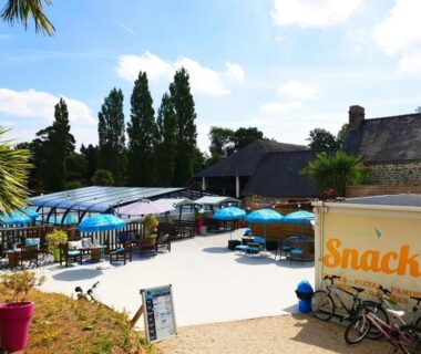 Terrasse snack au bord de la piscine du ZEcamping 3 étoiles