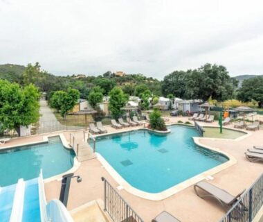 Piscine extérieure avec toboggans et transats au ZEcamping 3 étoiles