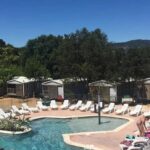 Piscine extérieure avec transats au ZEcamping 3 étoiles à 4km de la plage chiens acceptés jacuzzi