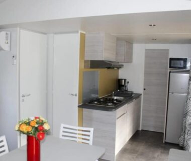 Cuisine et table à manger dans le ZEcamping 3 étoiles à 4km de la plage piscine chiens acceptés jacuzzi
