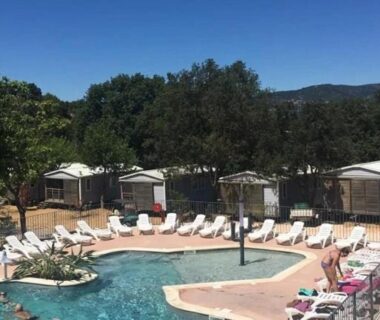 Piscine extérieure avec transats au ZEcamping 3 étoiles à 4km de la plage chiens acceptés jacuzzi