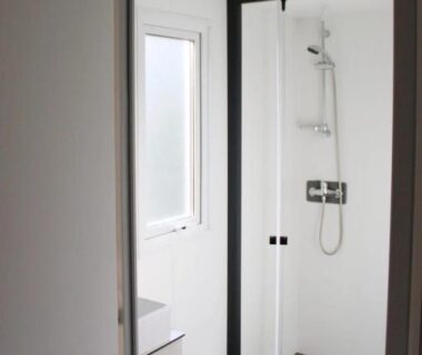 Salle de bain avec douche et lavabo au ZEcamping 3 étoiles à 4km de la plage piscine chiens acceptés jacuzzi