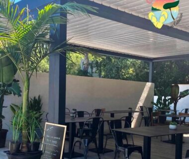 Terrasse couverte avec tables et plantes au ZEcamping 3 étoiles à 4km de la plage piscine chiens acceptés jacuzzi