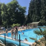 Piscine extérieure avec baigneurs au ZEcamping 3 étoiles animations piscine chauffée