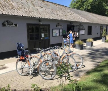 Devant l'accueil plusieurs vélos stationnés près du bâtiment du camping ZEcamping 3 étoiles animations piscine chauffée