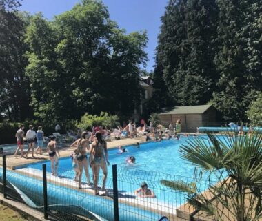 Piscine extérieure avec baigneurs au ZEcamping 3 étoiles animations piscine chauffée
