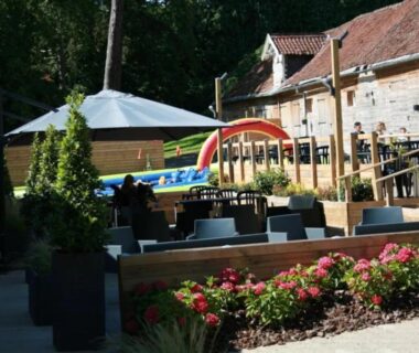 Terrasse extérieure avec parasol et piscine au ZEcamping 3 étoiles animations piscine chauffée