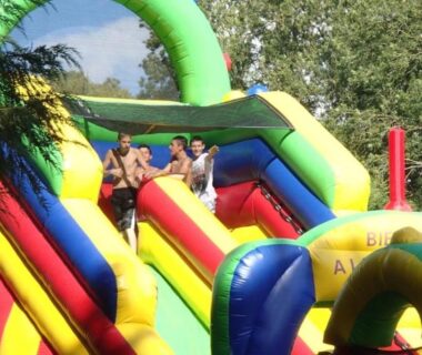 Aire de jeux gonflable avec toboggans et personnes au ZEcamping 3 étoiles animations piscine chauffée