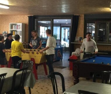 Salle de jeux avec baby foot et billard au ZEcamping 3 étoiles animations piscine chauffée
