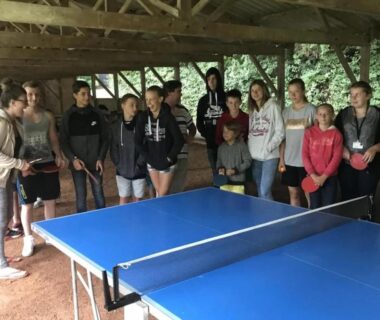Abri en bois avec table de ping pong et groupe de personnes au ZEcamping 3 étoiles animations piscine chauffée