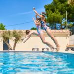 Piscine extérieure avec transats au ZEcamping 3 étoiles animaux acceptés bar épicerie restaurant et soirées