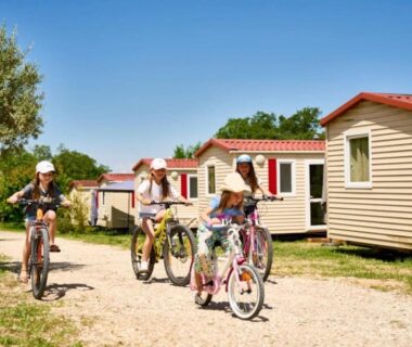 Allée du camping enfants à vélo et mobil-homes au ZEcamping 3 étoiles animaux acceptés bar épicerie restaurant et soirées