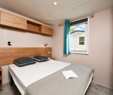 Intérieur chambre avec lit double au camping ZEcamping 3 étoiles animaux acceptés bar épicerie restaurant et soirées