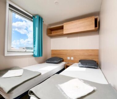 Chambre avec deux lits simples et fenêtre dans le ZEcamping 3 étoiles animaux acceptés bar épicerie restaurant et soirées