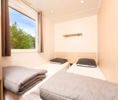 Chambre avec deux lits simples dans mobil-home au ZEcamping 3 étoiles