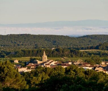 Vue sur village et collines du ZEcamping 3 étoiles animaux acceptés bar épicerie restaurant et soirées