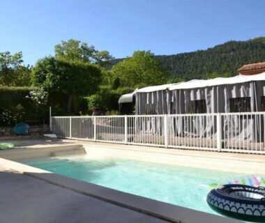Piscine clôturée et pataugeoire au ZEcamping 3 étoiles animaux acceptés équitation pataugeoire