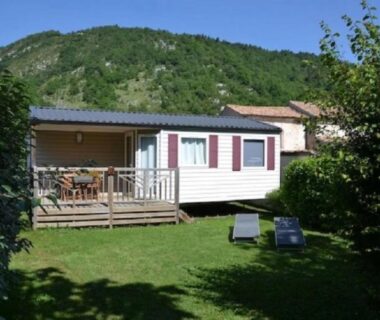 Mobil-home sur pelouse avec terrasse et transats du ZEcamping 3 étoiles animaux acceptés équitation pataugeoire