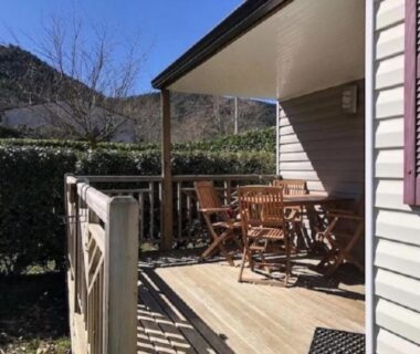 Terrasse avec table et chaises au mobil-home ZEcamping 3 étoiles animaux acceptés équitation pataugeoire