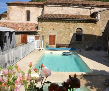 Cour avec piscine et fleurs au camping ZEcamping 3 étoiles animaux acceptés équitation pataugeoire