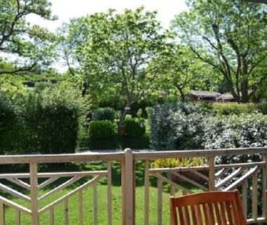 Terrasse avec chaises et pelouse du ZEcamping 3 étoiles animaux acceptés équitation pataugeoire