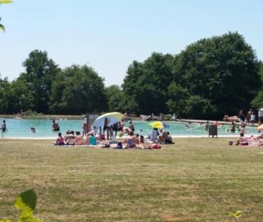Pelouse et bassin extérieur avec baigneurs au ZEcamping 3 étoiles animaux acceptés sauna piscine couverte