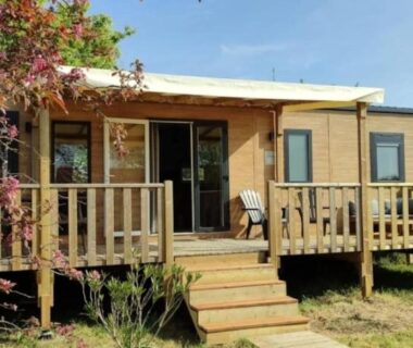 Terrasse en bois devant mobil-home sur pelouse au ZEcamping 3 étoiles