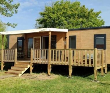 Mobil-home sur terrasse en bois dans pelouse au ZEcamping 3 étoiles animaux acceptés sauna piscine couverte