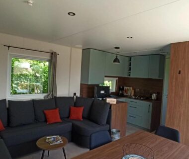Intérieur salon et kitchenette du mobil-home au ZEcamping 3 étoiles animaux acceptés sauna piscine couverte