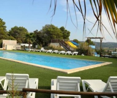 Piscine extérieure avec transats et toboggans au ZEcamping 3 étoiles animé