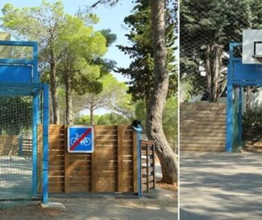 Aire de jeux avec portail bleu et panier de basket au ZEcamping 3 étoiles animé avec club enfant