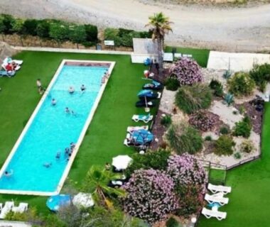 Piscines extérieures avec toboggan et transats au ZEcamping 3 étoiles animé