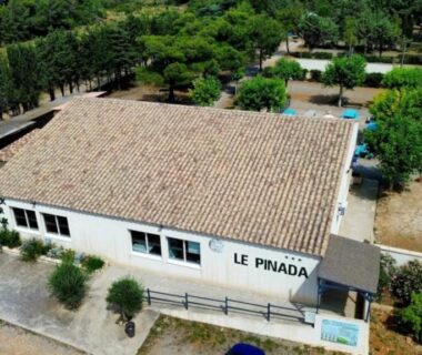 Façade et piscine du camping Le Prada