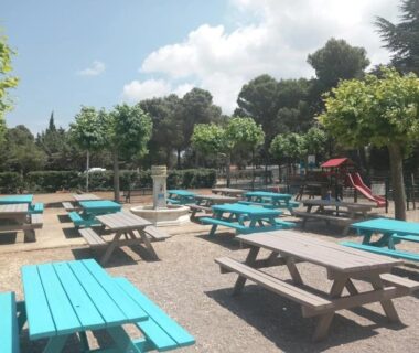 Aire de pique-nique avec tables et toboggan au ZEcamping 3 étoiles animé avec club enfant toboggans restaurant et piscine