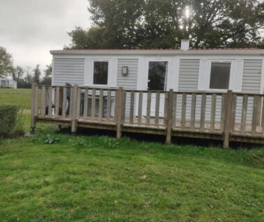 Mobil home sur pelouse avec terrasse du ZEcamping 3 étoiles