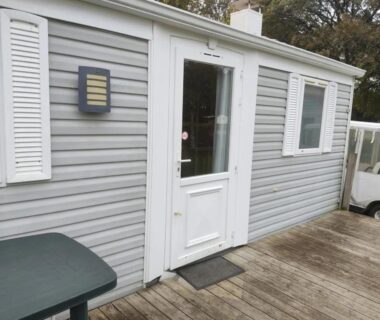Terrasse en bois devant mobil-home au ZEcamping 3 étoiles animé pet friendly familial piscine chauffée